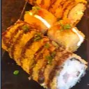 Clássicos hot rolls recheados com salmão e cream cheese, empanados e fritos até ficarem douradinhos, acompanhados de 4 croquetes de salmão crocantes por fora e macios por dentro. Uma combinação perfeita para quem ama sabor e textura!