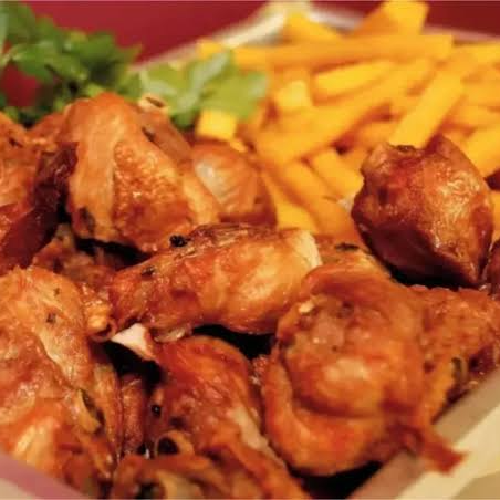 1KG de frango, 200g de batata frita, tomate, cebola e muçarela ralada