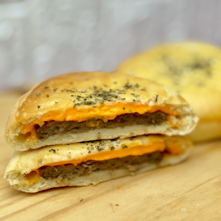 O Manda Burger vai matar sua fome de lanche! Salgado de forno assado feito de massa caseira, recheado com suculento hambúrguer e muuuito cheddar cremoso. Peso Médio 140g