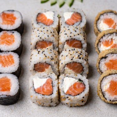 A combinação perfeita existe e podemos provar! Venha experimentar uma explosão de sabores, este combinado contém 36 peças sendo: 12 Uramaki philadelfia, 12 Makimono philadelfia, e 12 Hot philadelfia.