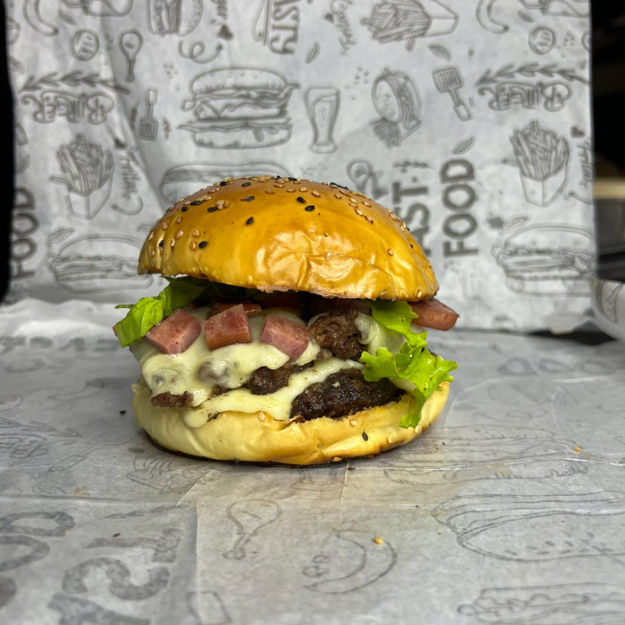 Pão especial, 2X blend 130g, bastante cream cheese, bacon defumado na brasa, queijo mussarela ,cebola roxa assada na brasa, alface.