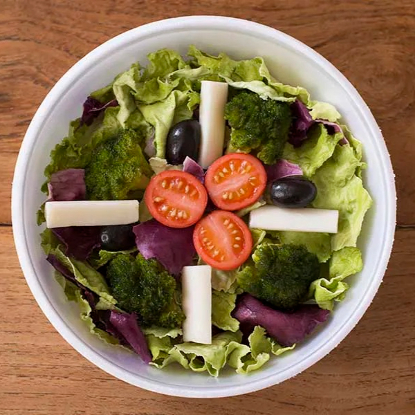 Saladas, refogados, carne.