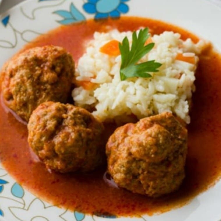 Albondigas enchipotladas.