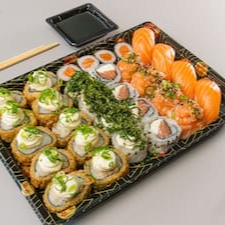 Neste combinado acompanha : 10 x Hot Roll de salmão grelhado. 4 x Uramaki de salmão com cream cheese. 4 x Uramaki de salmão grelhado com crispy de couve. 4 x Hossomaki de salmão. 4 x Niguiri de salmão. 4 x Jow de salmão. *Este Combinado Não Pode Sofrer Alterações*