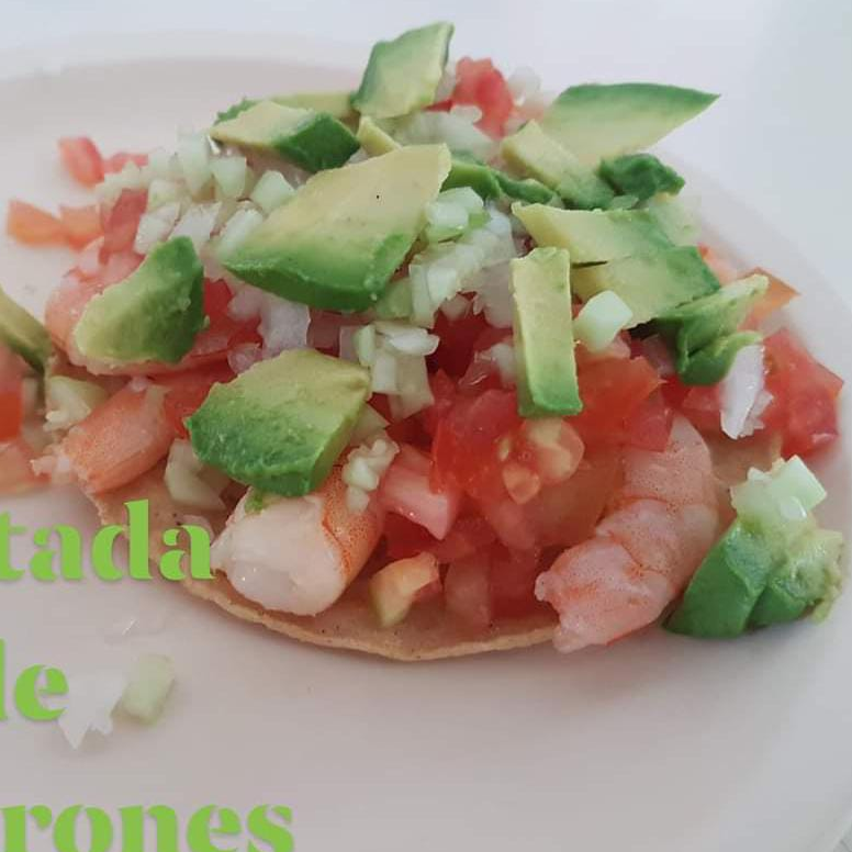 Tostada con Camarones