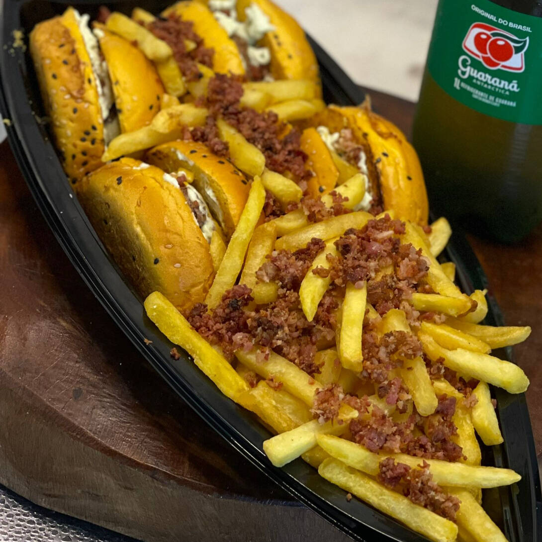 4 partes de deliciosos hamburguers artesanal todos de CALABRESA OU BACON ( Blend de 100g + queijo +batata+ maionese artesanal + Cebola Caramelizada pao brioche,) >4 parte significa 2 hambúrguer divididos< NAO VAI GUARANA NESTE ITEM>>