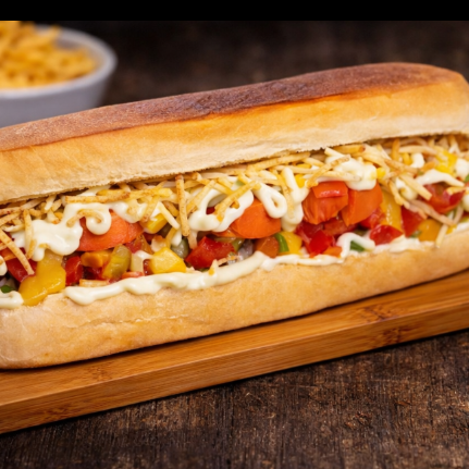 Acompanham pão, maionese, vina, tomate, cebola, milho e batata palha.