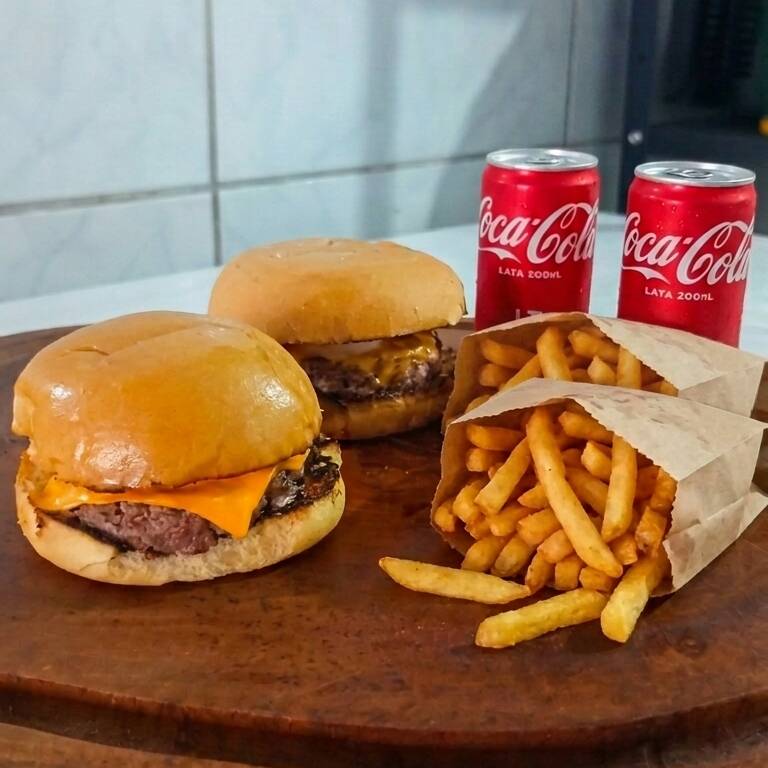 O combo perfeito para dividir a dois!
Contém: 2 Smash Burgers artesanais no pão fofinho com queijo derretido + 2 porções de batatas fritas crocantes e douradinhas + 2 Coca-Colas em lata trincando de geladas. Perfeição e economia em um só pedido!