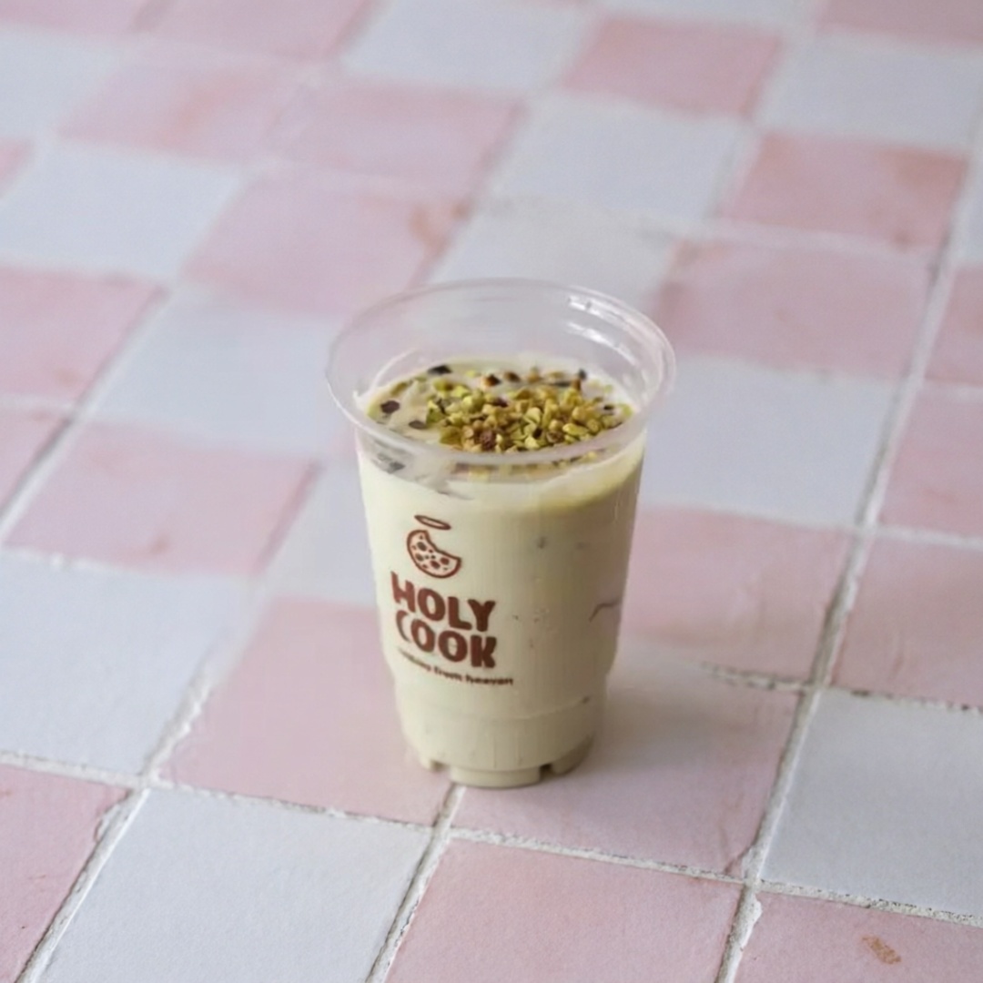 Para os Pistachelovers, o Milkshake de Pistache da Holy é feito com pasta pura de pistache com pedaços de pistache triturado e chocolate branco, você vai amar <3
Obs: no delivery o milkshake não vem com chantilly.