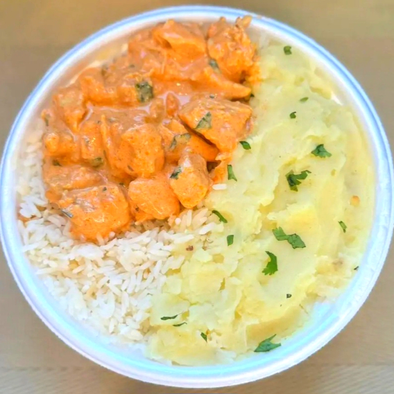 Marmita caseira de strogonoff de frango com acompanhamento de arroz branco, e purê de batata.