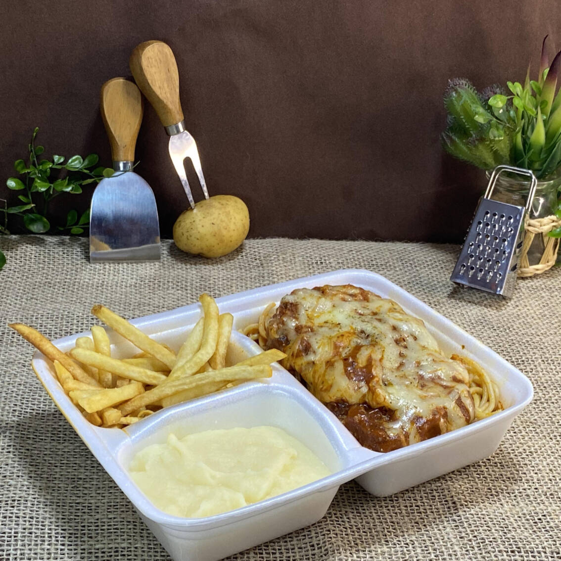 MACARRÃO , PURÊ DE BATATA E FRITAS.