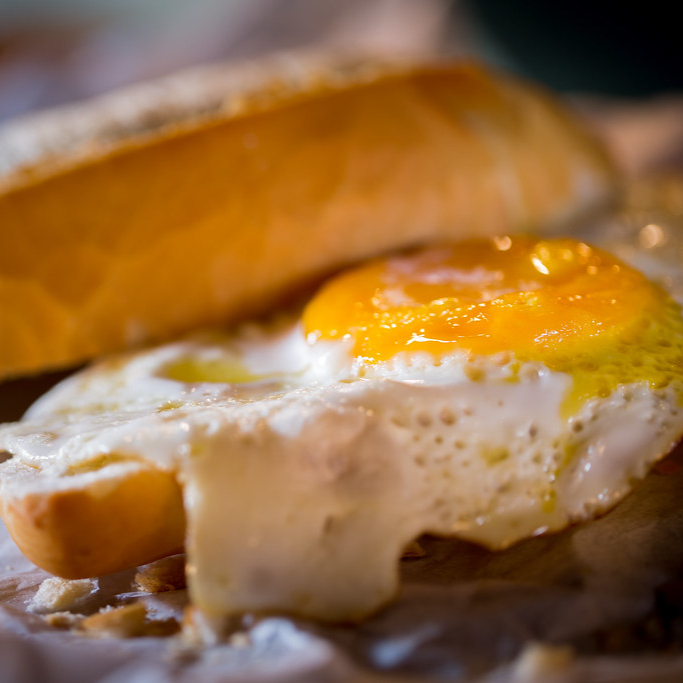 PÃO FRANCÊS E 2 OVOS