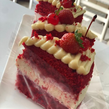 Massa fofinha de Red Velvet recheada com mousse de ninho