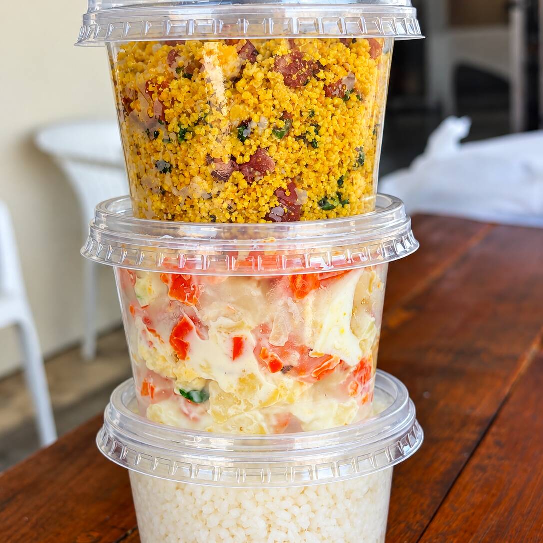 Delicioso feijão tropeiro, salada de maionese fresquinha e arroz branco.
Pote 250ml