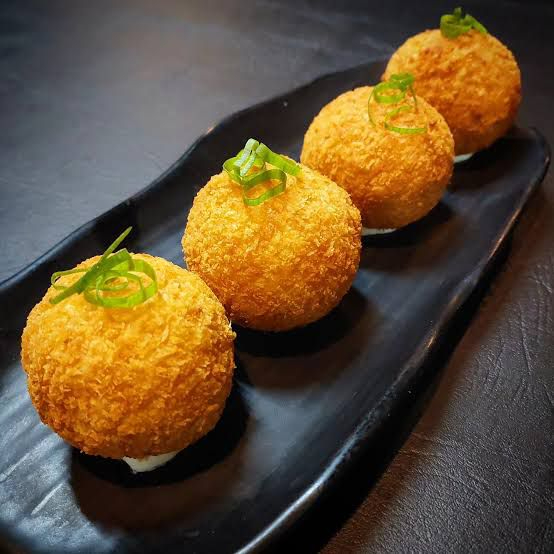 4 unidades Bolinhas de salmão sem massa, empanadas na panko, crocante por fora e irresistívelmente macia por dentro!