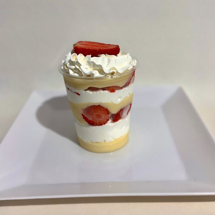 Com camada de brigadeiro de ninho cremoso e chantininho, intercalados com morangos picados