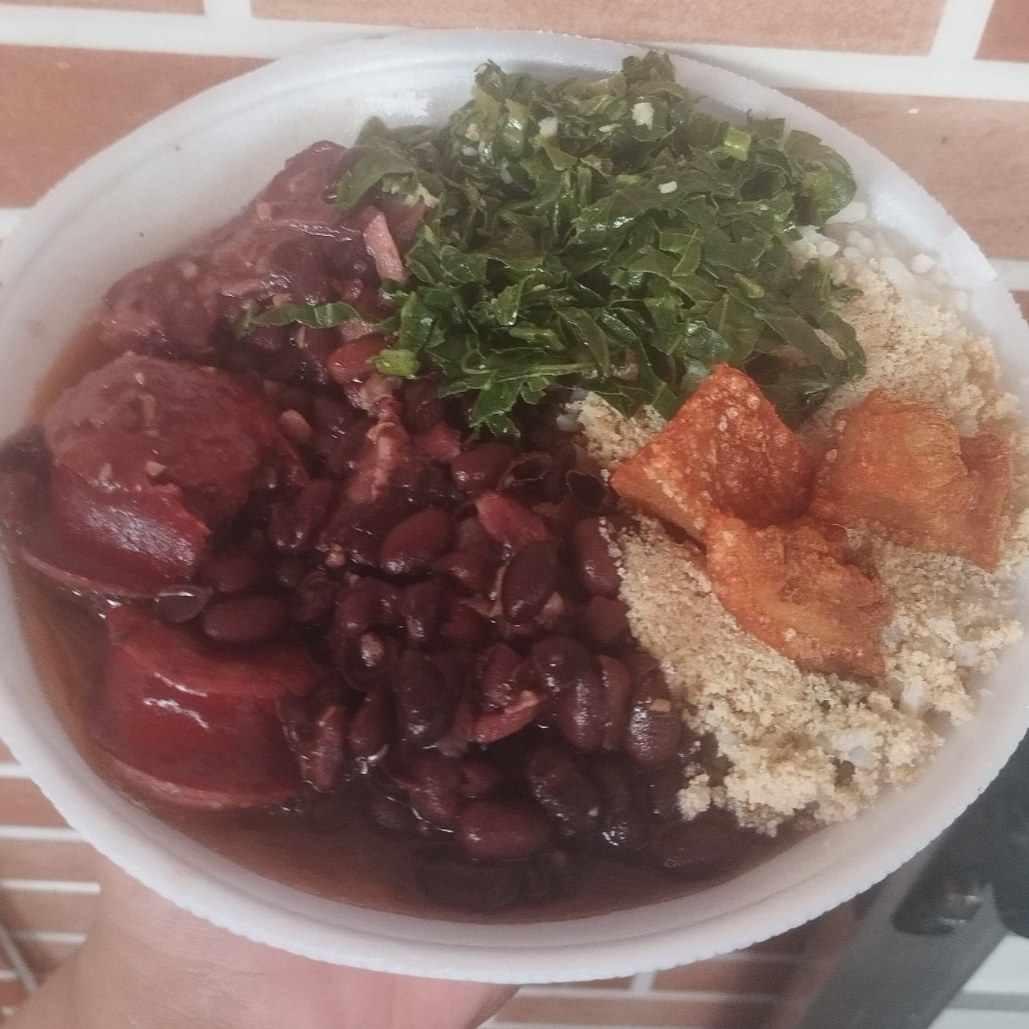 COMBO CASAL - DUAS FEIJOADAS COMPLETAS - O MELHOR DA SUA VIDA ACOMPANHA ARROZ, FAROFA DA CASA, COUVE REFOGADO NO ALHO E TORRESMO CROCANTE, VENHA EXPERIMENTAR ESSA MARAVILHA!