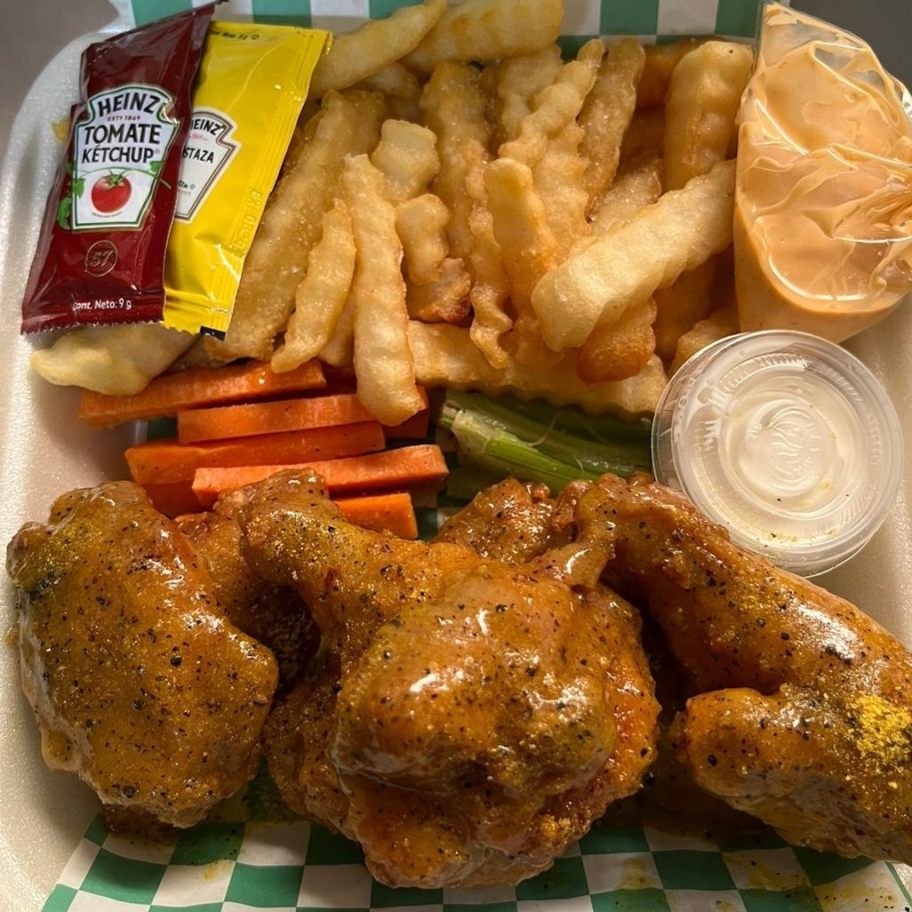 Alitas y Papas Fritas
