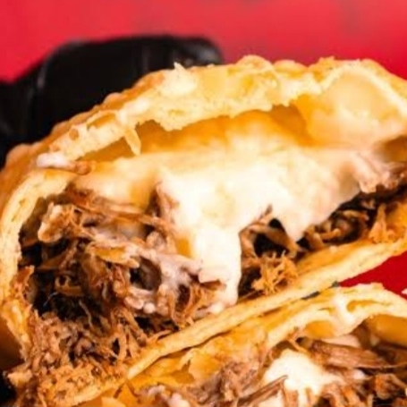 02 pasteis 23 cm sendo um pastel montado pelo cliente com ate 22 itens + 01 pastel de costela+ 01 coca cola lata.