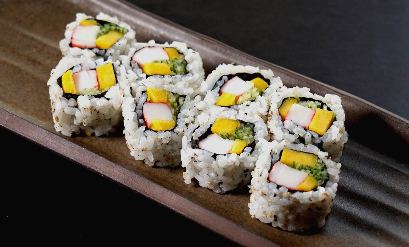 Roll de kani kama, manga e pepino (8 unidades)