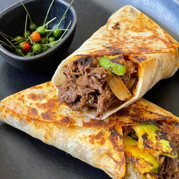 Tortilla de trigo fina e macia tostada na chapa, acompanha; Cream cheese, Batata palha, salada flakes de repolho fininhos e molho especial defumado de alho.