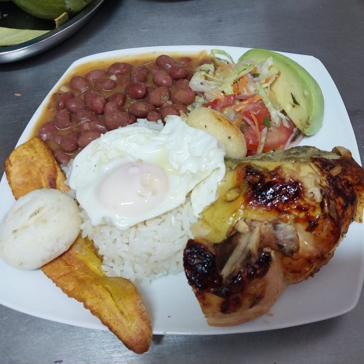 Almuerzo pollo apanado
