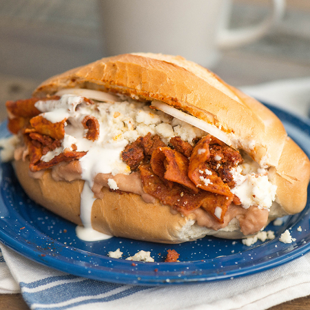 Torta de Chilaquiles con Bistec