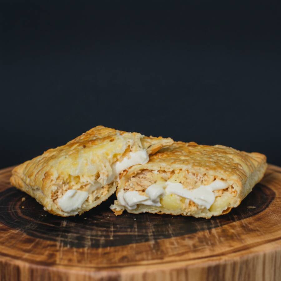 Nosso delicioso frango bem temperadinho com queijo Mussarela e queijo Catupiry. Massa crocante e sequinha, Pastel de 20x10cm, recheado de ponta a ponta, preparado e frito na hora.
*imagem ilustrativa