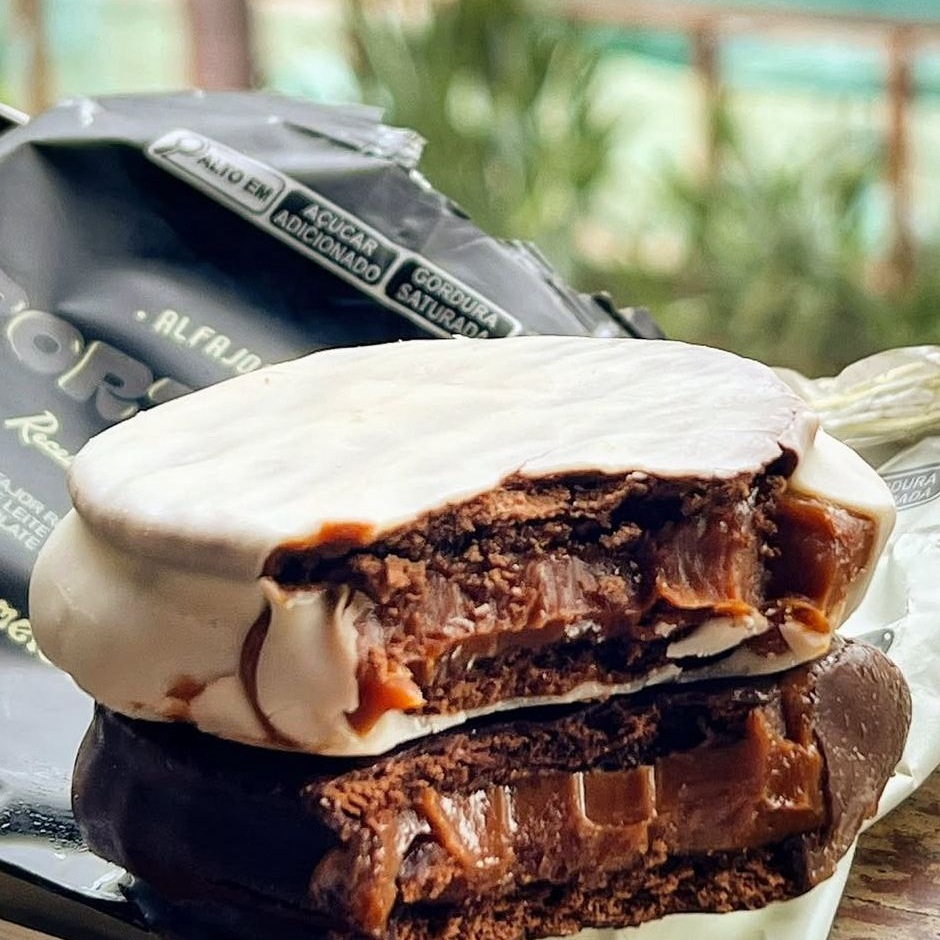 Alfajor tipo argentino recheado de doce de leite e cobertura em chocolate preto