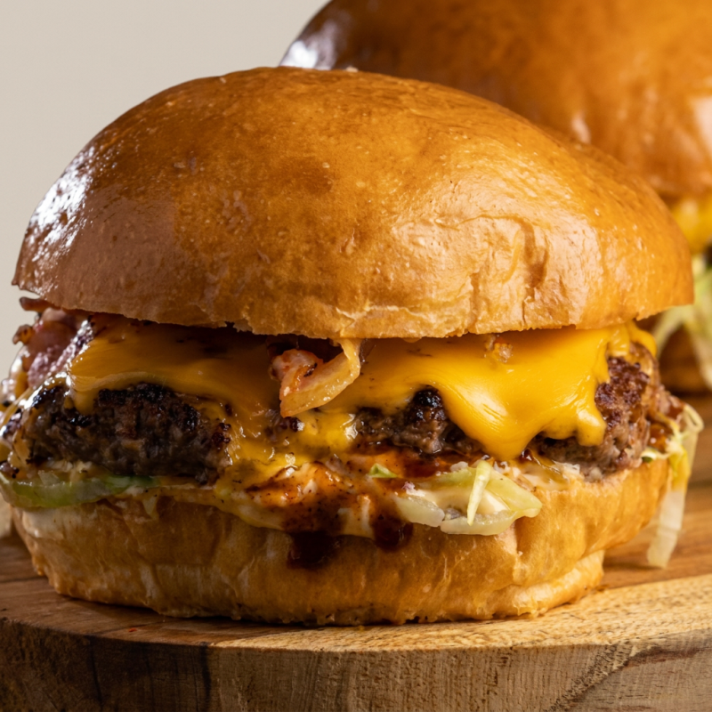 Blend de 160g no pão brioche, hamburguer bovino com queijo cheddar e maionese da casa. A simplicidade que encanta em cada mordida.