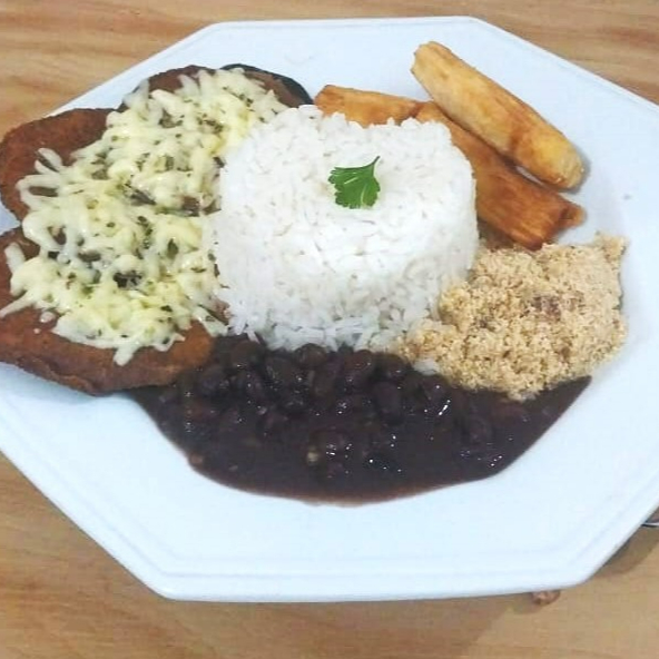 Acompanha: Arroz, Feijão Preto e Farofa. Você pode escolher um acompanhamento e adicionar outros se desejar.