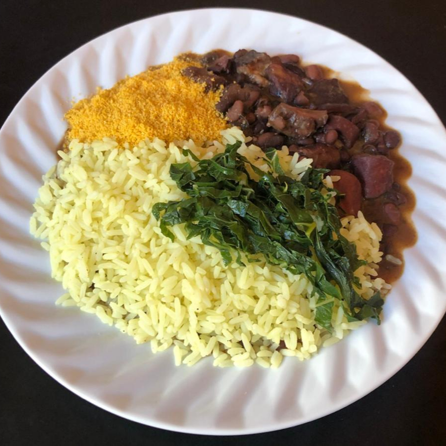 FEIJÃO ADUBADO, ARROZ , VINAGRETE ,FAROFA E COUVE,