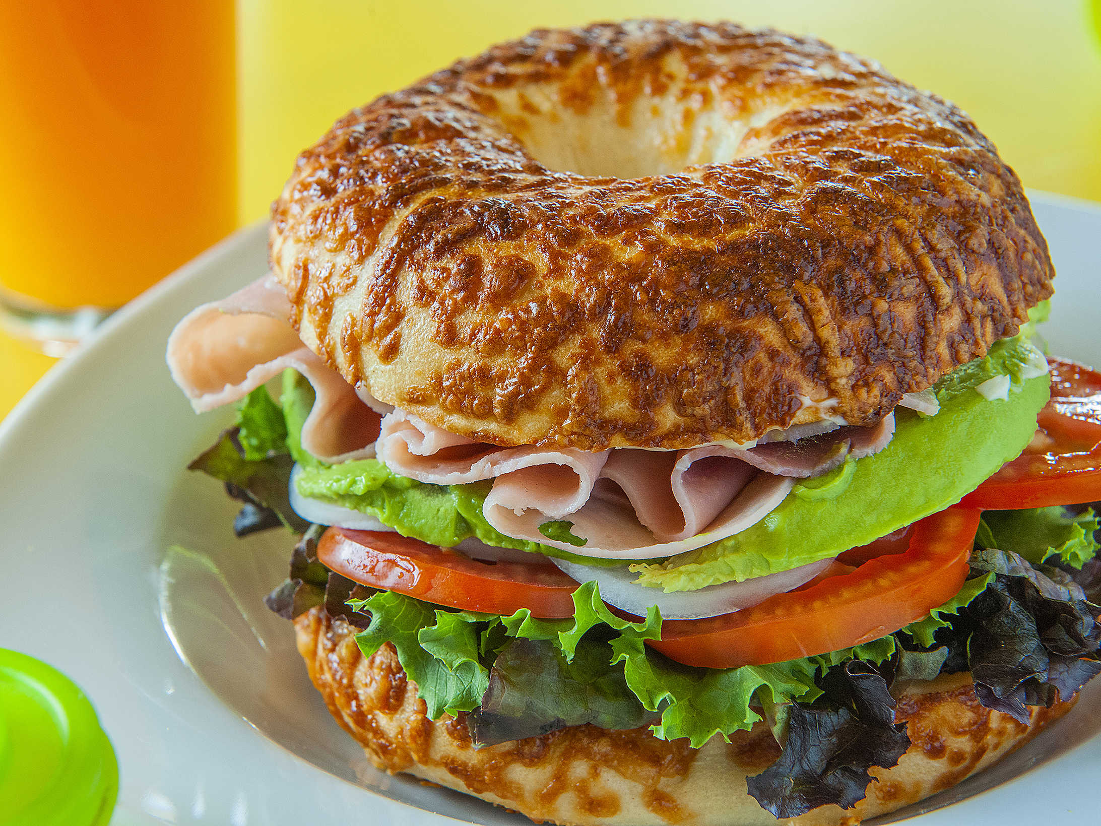 Bagel de Huevo con Jamón y Queso