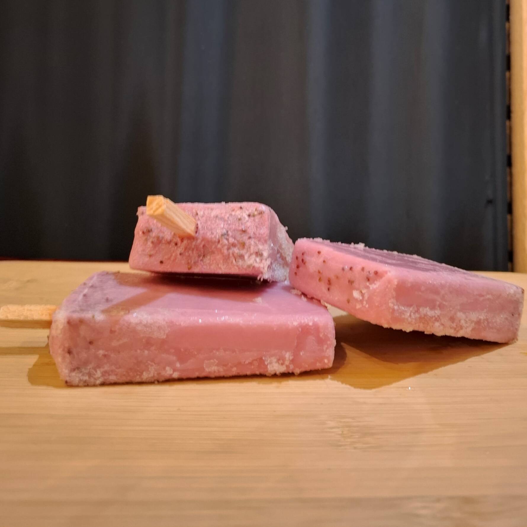Paleta de Hielo Sabor Fresa Con Leche