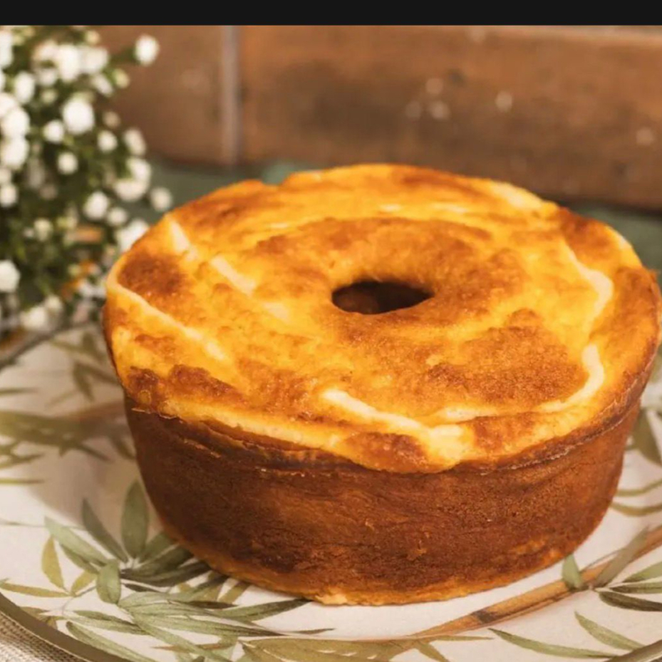 Bolo de Milho com requeijão é como um abraço em forma de sabor. Com milho fresco e requeijão uma textura inigualável, é a escolha certa para momentos de puro aconchego.