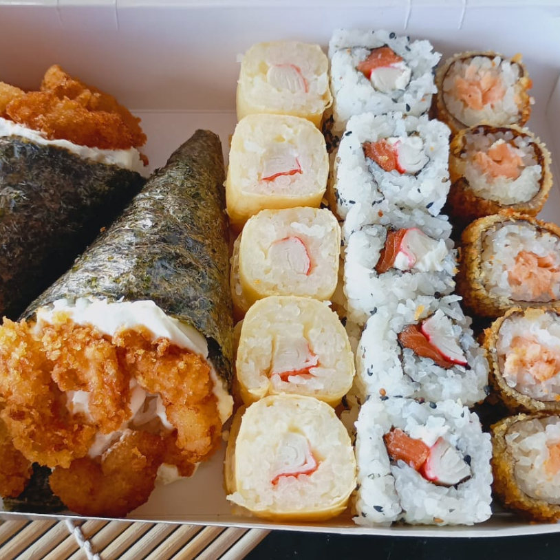 02 Ebitem (camarão empanado) 10 roll hot kani 10 uramaki especial 10 cariocas salmão