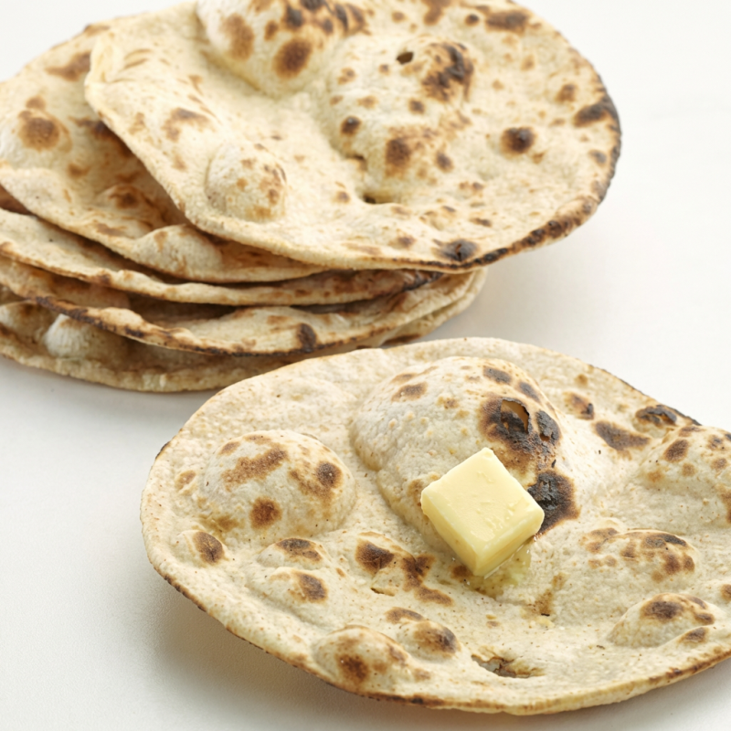 Pão feito à base de farinha de trigo integral e água no forno tandoor.