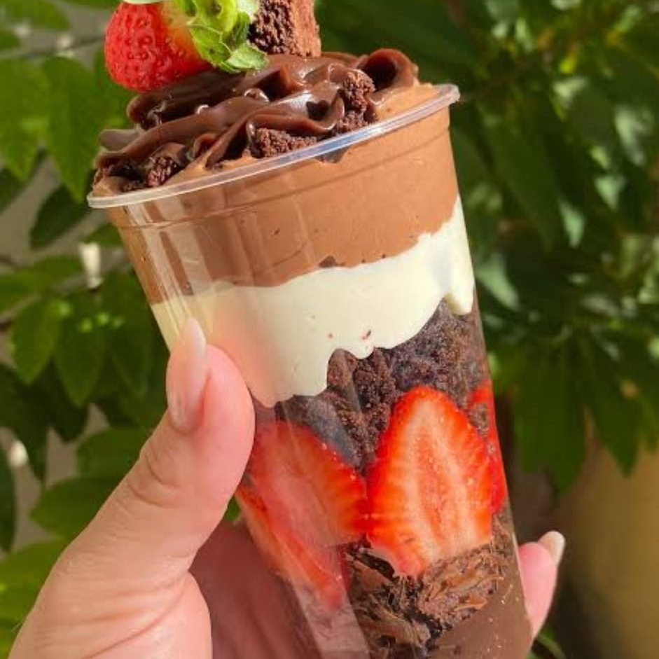 Recheio de Brawnie, brigadeiro branco aerado, morangos frescos, finalizado brigadeiro gourmet e morango.