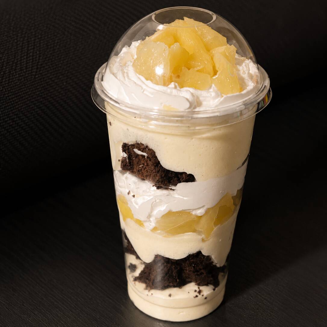 Pedacinhos irresistíveis de brownie, creme de Ninho super cremoso, pedaços de abacaxi suculento e uma cobertura leve de chantilly. Uma combinação perfeita entre o doce e o refrescante! 😍