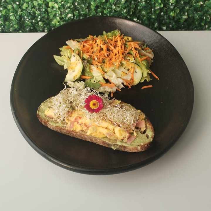 Avo Toast de Buebito Con Chorizo