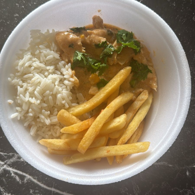 Strogonoff de Frango com arroz branco e Batata Frita