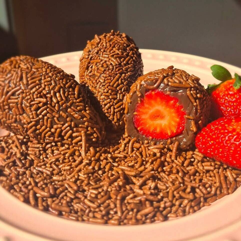 Como não se apaixonar por essa maravilha. Brigadeiro cremoso feito com cacau 50%, morango fresco e finalizado com granulado de chocolate ao leite nobre.