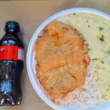 Marmita com delicioso filé de frango empanado na massa crocante acompanhado de arroz branco, feijão e mix de legumes. Acompanha refrigerante pet Coca Cola Zero sem açúcar bem gelado. Marmita indicada para 01 pessoa. Serve 1 pessoa (400g)