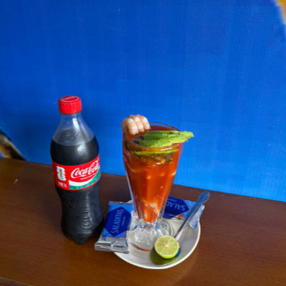 Coctel Mediano de Camarón 140g + Coca Cola 600 ML