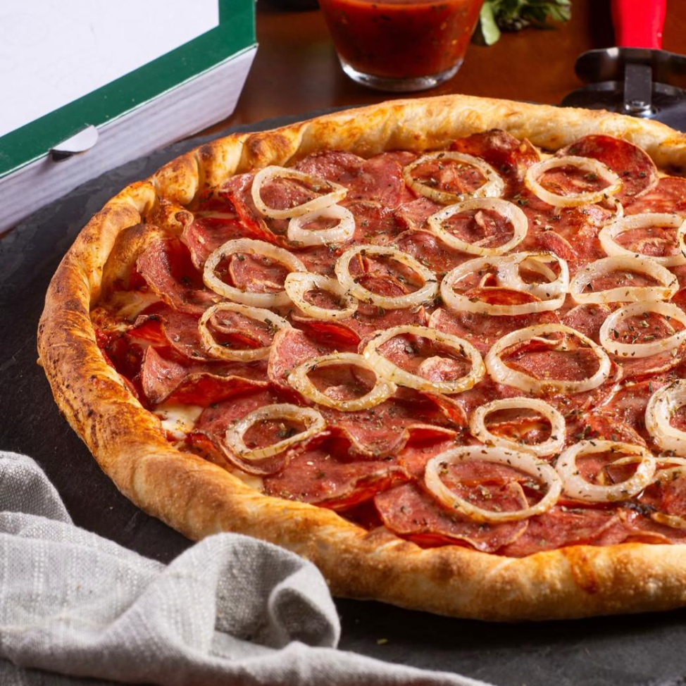 Sua pizza repleta de calabresa! Molho de tomate artesanal, queijo mussarela, linguiça calabresa, cebola e orégano.