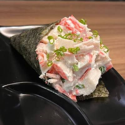 Temaki com kani frescos, nori, cream chesse polenguinho finalizados com cebolinha e gergelim. Acompanha 20ml de teriaky e shoyu sache
