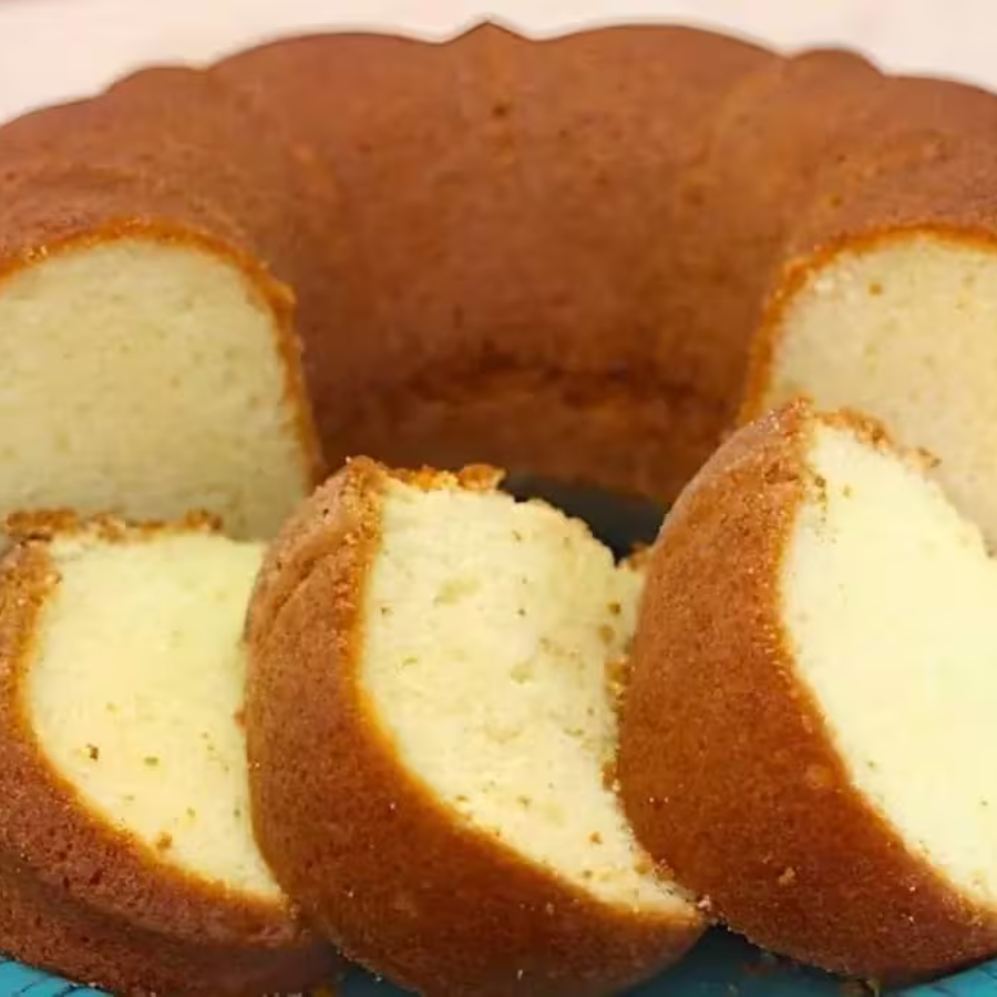 Nosso Delicioso Bolo De Iogurte Feito De Forma Caseira, Sem Conservantes e 100% Natural. Massa Macia, Leve e Com Sabor Suave Que Conquista No Primeiro Pedaço. Ideal Pro Café Da Manhã Ou Da Tarde.