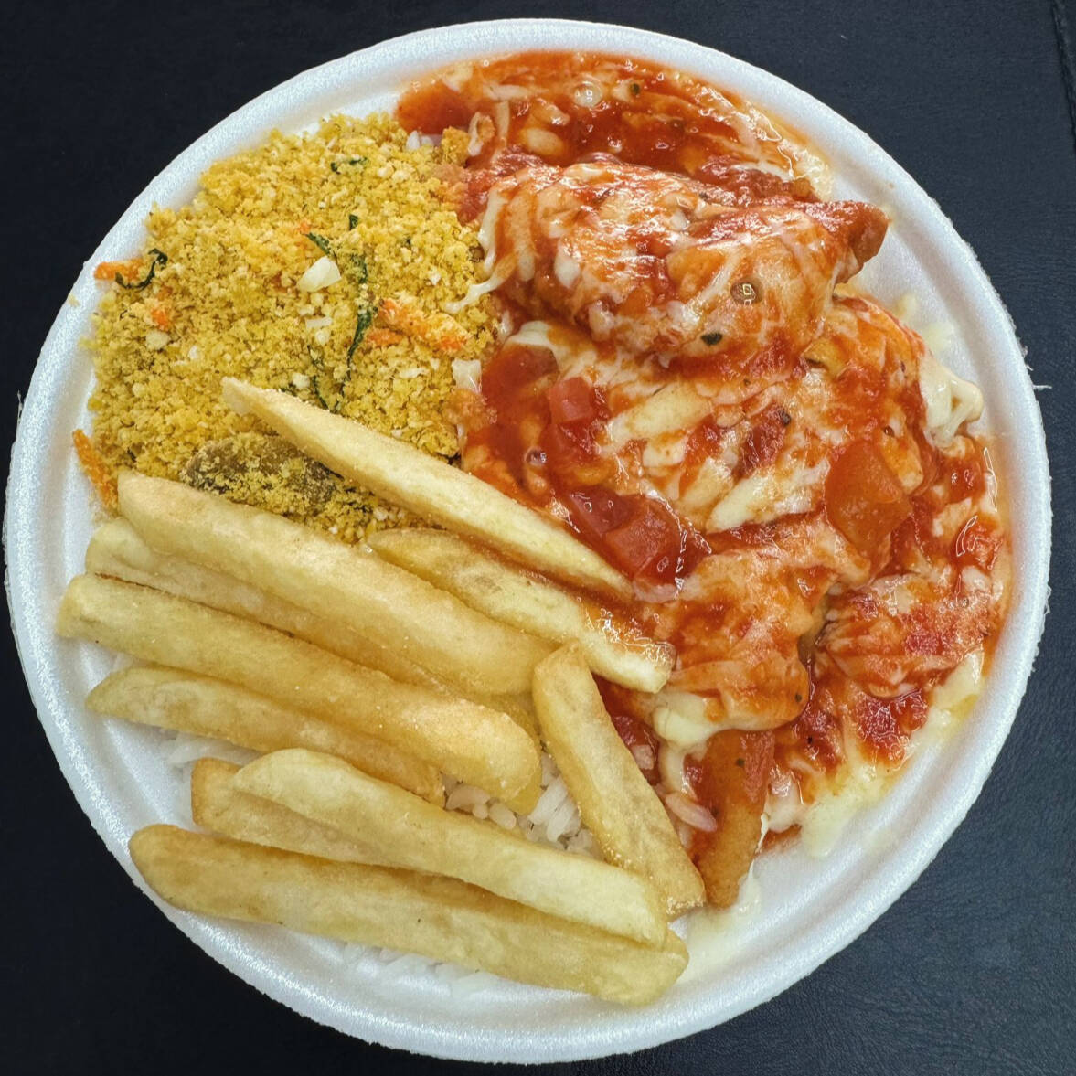 Acompanha Arroz Feijão Fritas e Farofa 400g aprox