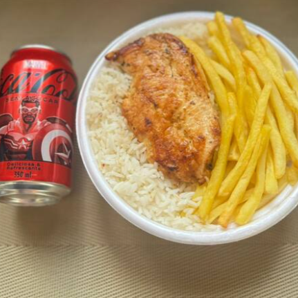 Marmita com delicioso filé de frango grelhado acompanhado de arroz branco, feijão e batatas fritas. Acompanha refrigerante Coca Cola lata Zero sem açúcar 350ml bem gelada. Marmita indicada para 01 pessoa.