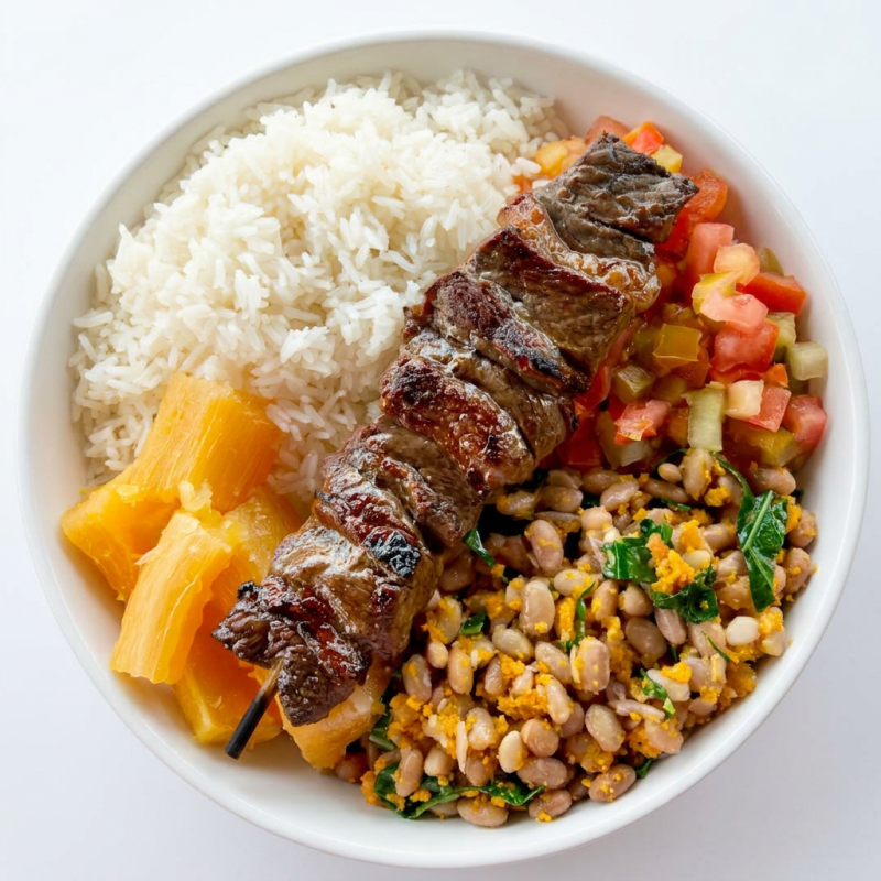 Espetinho de contra filé assado na brasa, arroz soltinho, feijão tropeiro com banana frita, mandioca cozida e vinagrete fresco. Marmitex completa e saborosa, ideal para o almoço. Serve 1 pessoa – Aproximadamente 650g.